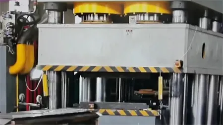 Prensa hidráulica para la producción de puertas metálicas